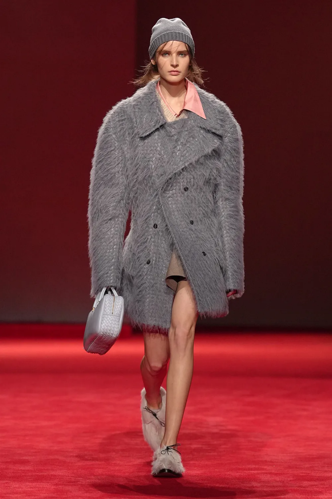 Мастхэв Bottega Veneta — peacoat-бушлат, полностью созданный в интречато-технике (застегиваем на одну пуговку и миксуем с пушистыми подкрадулями!)