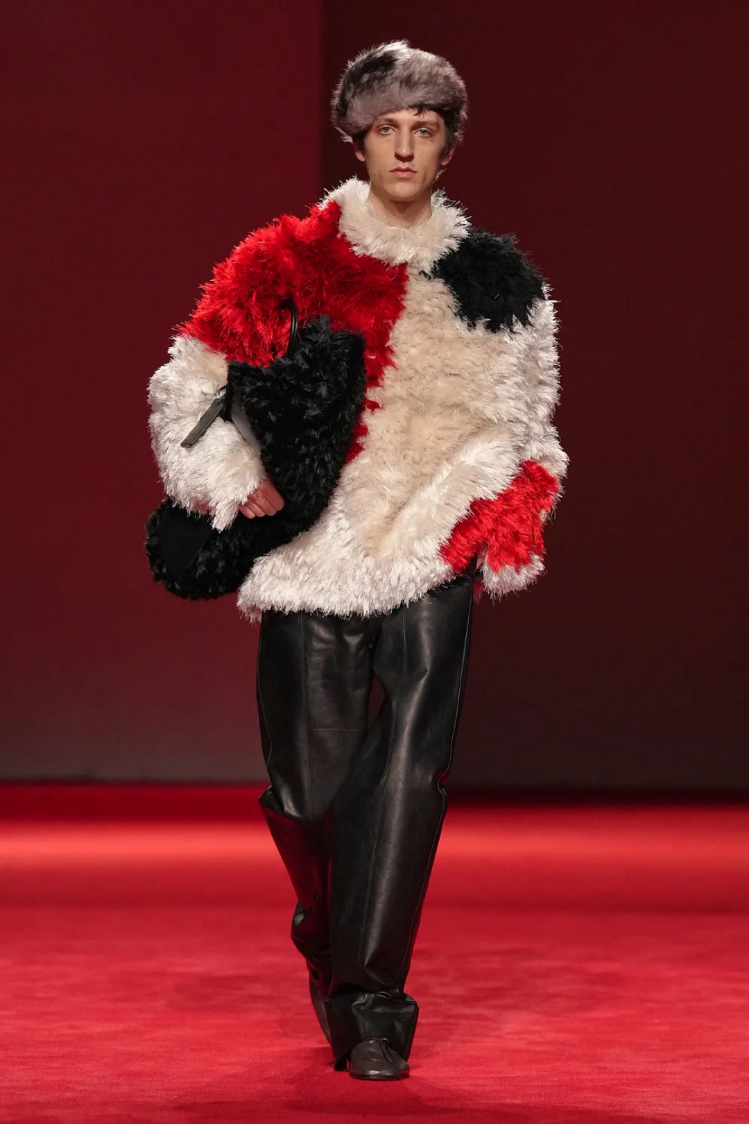 Это комбо: пушистый свитер-кокон + ворсистая шапка