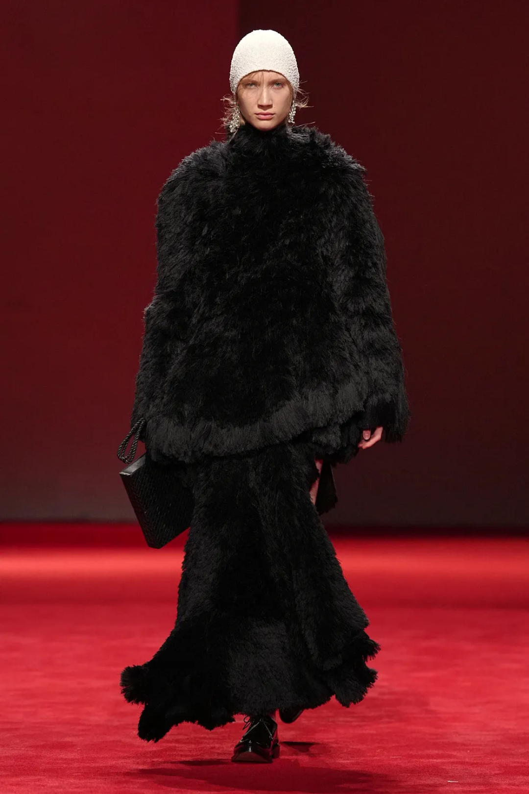 Русская модель Даша Даниленко говорит «да» аксессуарному комбо — натянутая на лоб трикотажная шапка + массивные серьги