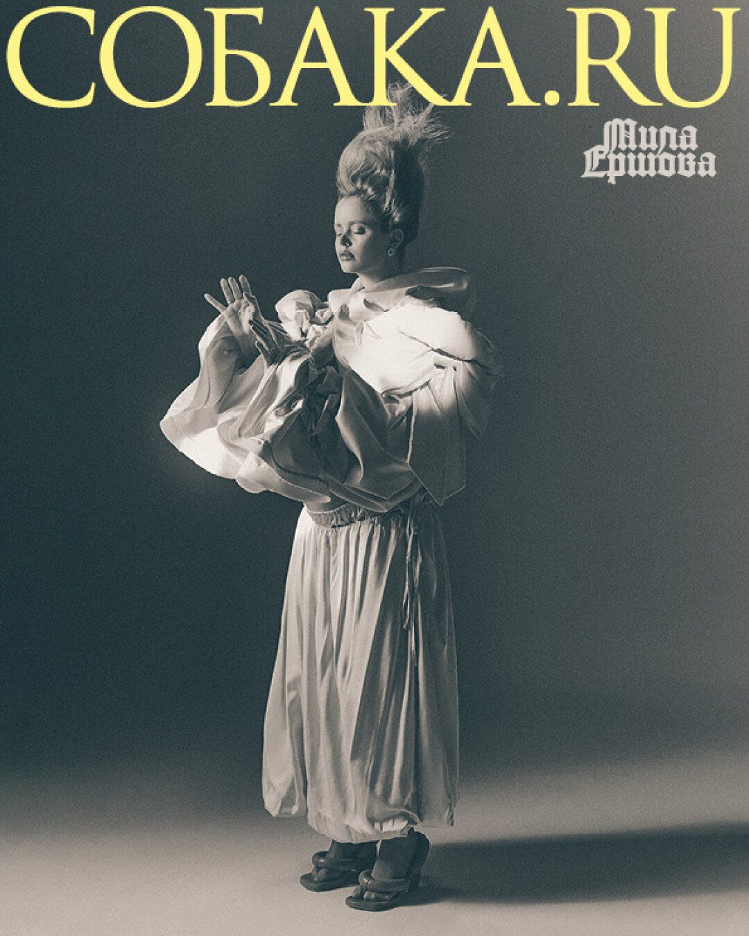 На Миле: серьги и кольца PARURE ATELIER, топ-накидка ДМИТРИЙ ШИПУЛИН, юбка OTOCYON, туфли YUME YUME (Studio Slow)