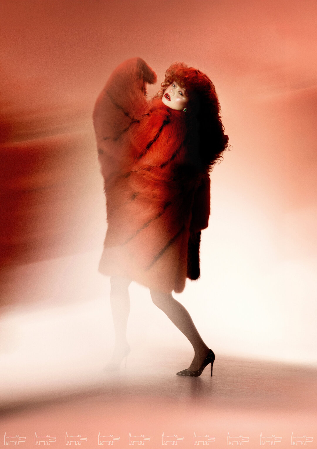 На Миле: серьги и кольца PARURE ATELIER, шуба и кейп «МЕХА ЕКАТЕРИНА», туфли TENDANCE (Rendez-Vous)