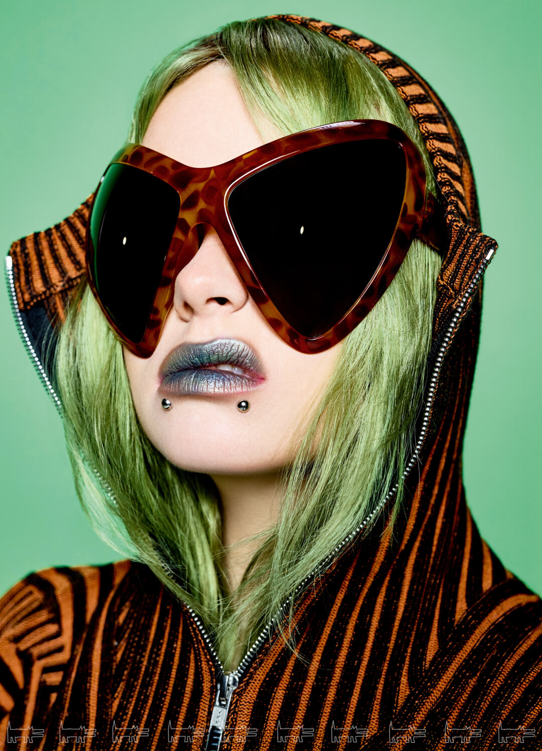 На Миле: очки COLLINA STRADA, кардиган LUEDER (Studio Slow)