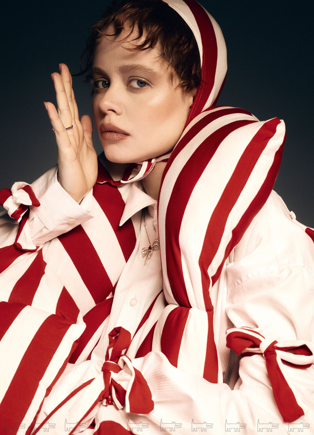 На Миле: колье и кольца PARURE ATELIER, рубашка USHATAVA, полосатый костюм и чепчик ПЕТР ЗАЙЦЕВ