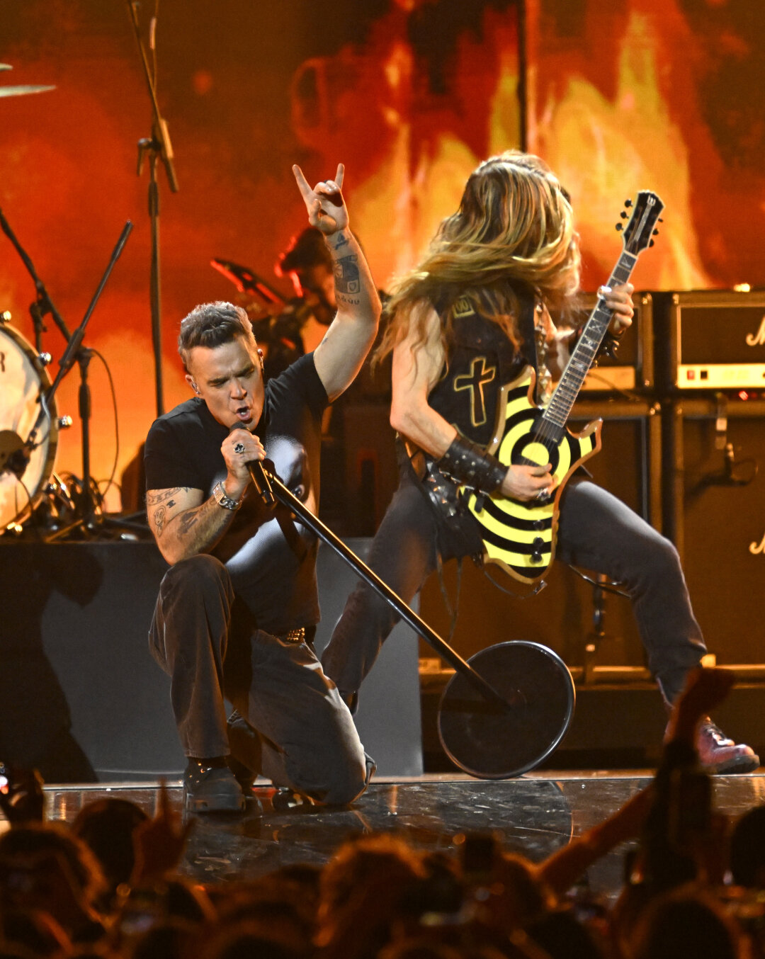 Робби Уильямс исполняет No More Tears 1991 года в трибьют Оззи Осборну — певец был лично приглашен Шэрон Осборн. Справа: постоянный гитарист The Ozzy