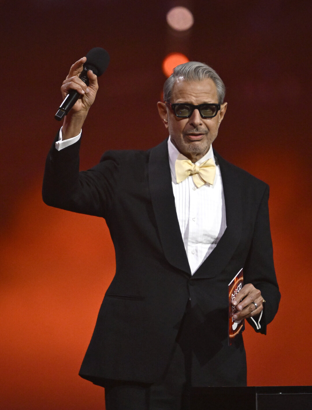 Звезда «Мухи» и «Парка юрского периода» Джефф Голдблюм объявлял победителя в категории «Международная группа года»