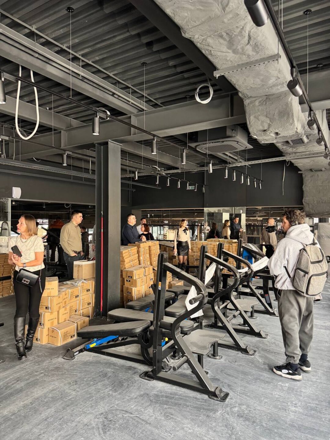 Станислав Ямалов проводит экскурсию по пространствам будущего фитнес-клуба «Тетраэдр» для партнеров редакции «Уфа.Собака.ru»