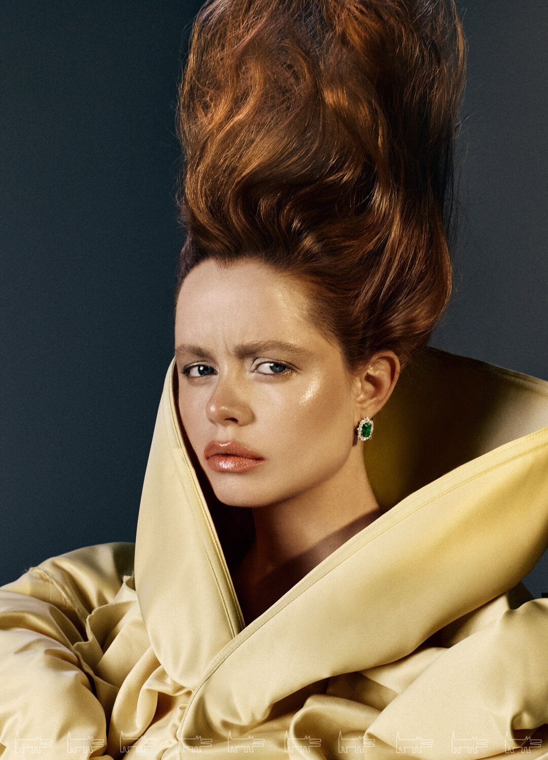 На Миле: серьги PARURE ATELIER, топ-накидка ДМИТРИЙ ШИПУЛИН