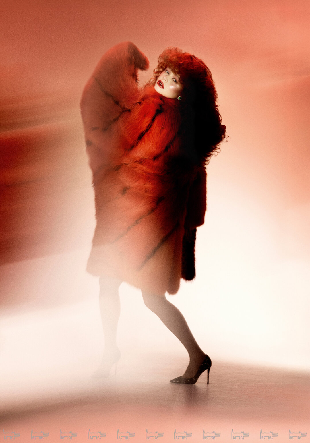 На Миле: серьги и кольца PARURE ATELIER, шуба и кейп «МЕХА ЕКАТЕРИНА», туфли TENDANCE (Rendez-Vous)