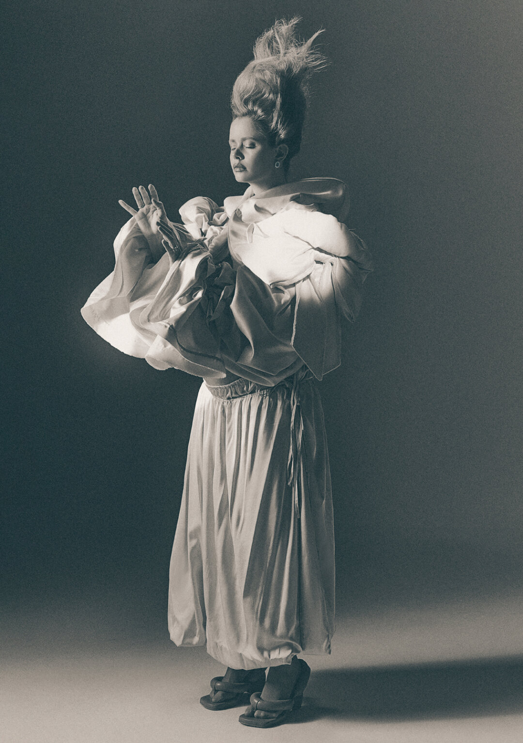 На Миле: серьги и кольца PARURE ATELIER, топ-накидка ДМИТРИЙ ШИПУЛИН, юбка OTOCYON, туфли YUME YUME (Studio Slow)