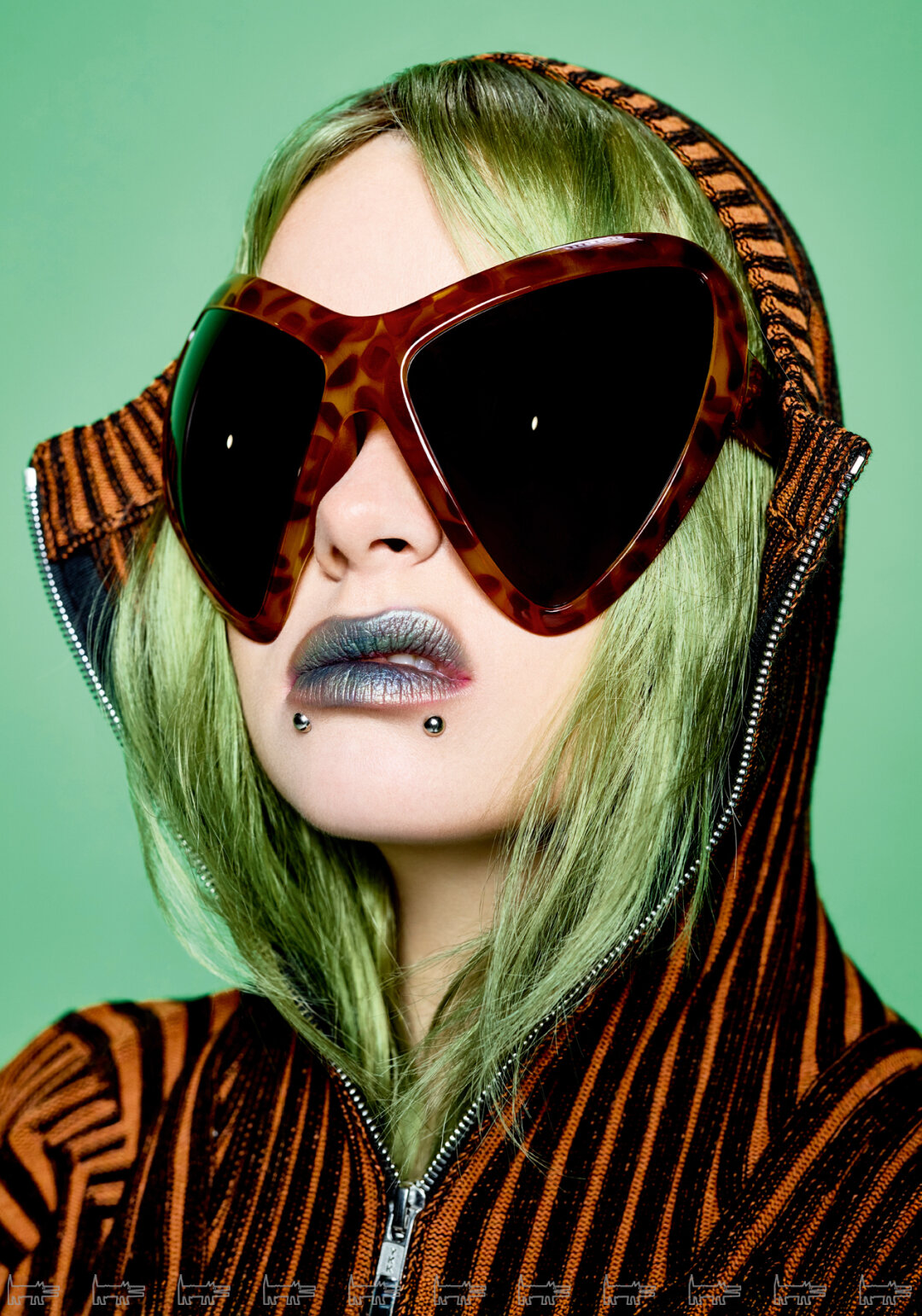 На Миле: очки COLLINA STRADA, кардиган LUEDER (Studio Slow)