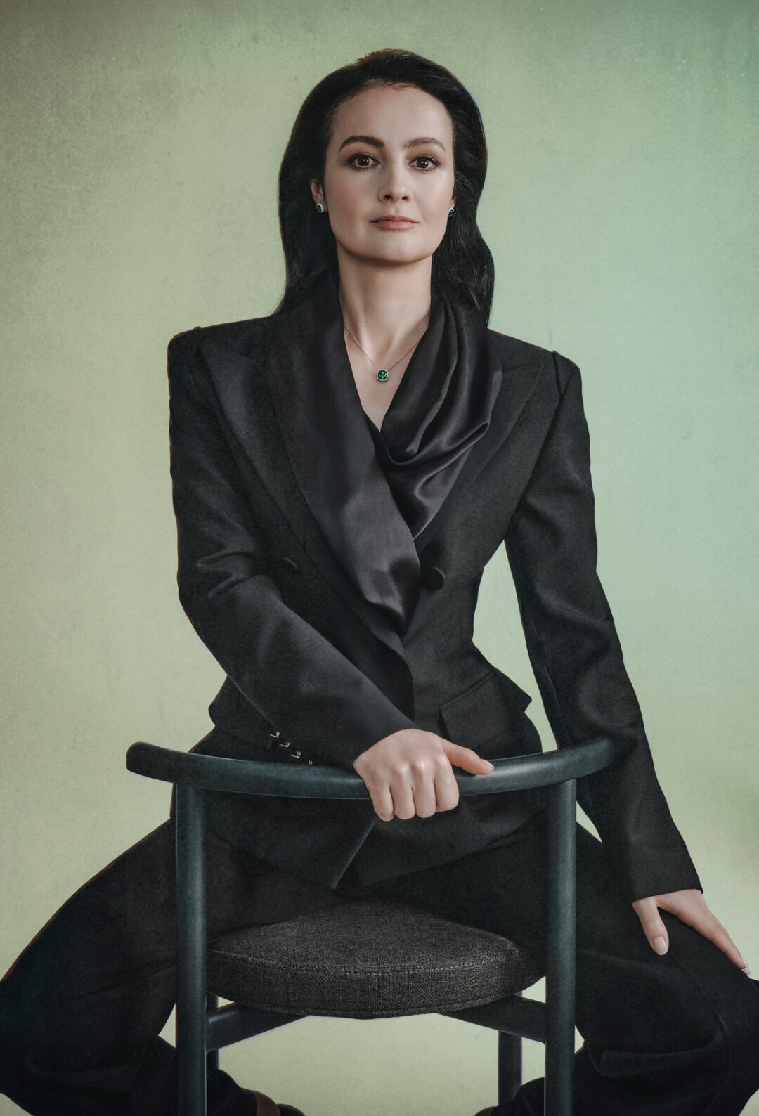 Серьги и кулон MERCURY, коллекция Bonbons, жакет и брюки Nina Ricci (ДЛТ)