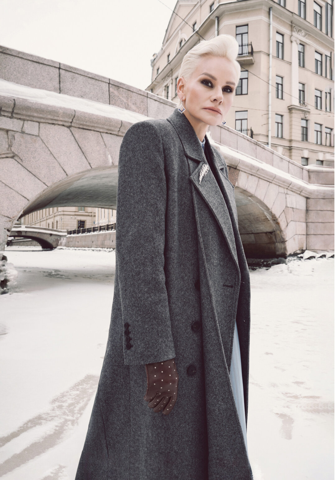 Серьги MERCURY, коллекция Miss Russia, брошь MERCURY, коллекция Fairy Tales, блузка VETEMENTS, пальто THE ATTICO (все — ДЛТ)