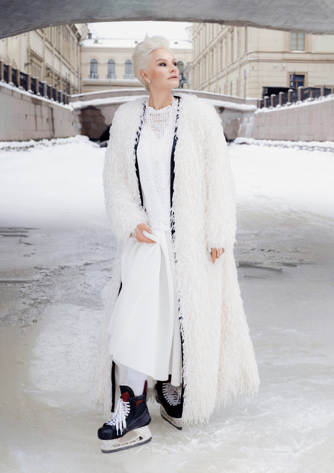 Серьги и сотуар MERCURY, коллекция Pearl, платье CO, шуба GIAMBATTISTA VALLI (все — ДЛТ)