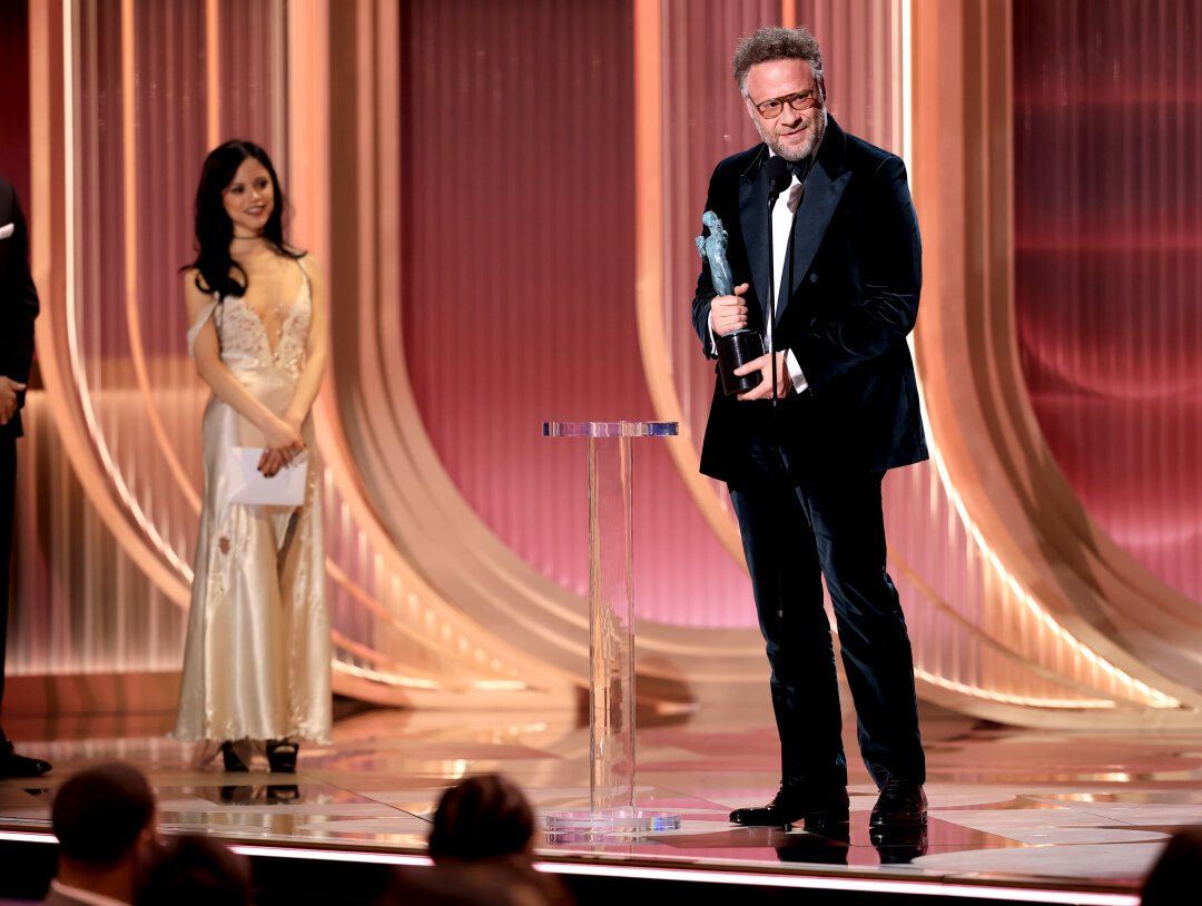 Дженна Ортега вручила награду за выдающееся исполнение мужской роли в комедийном сериале «Студия» Сету Рогену. Актер также принял награду за «Лучшую