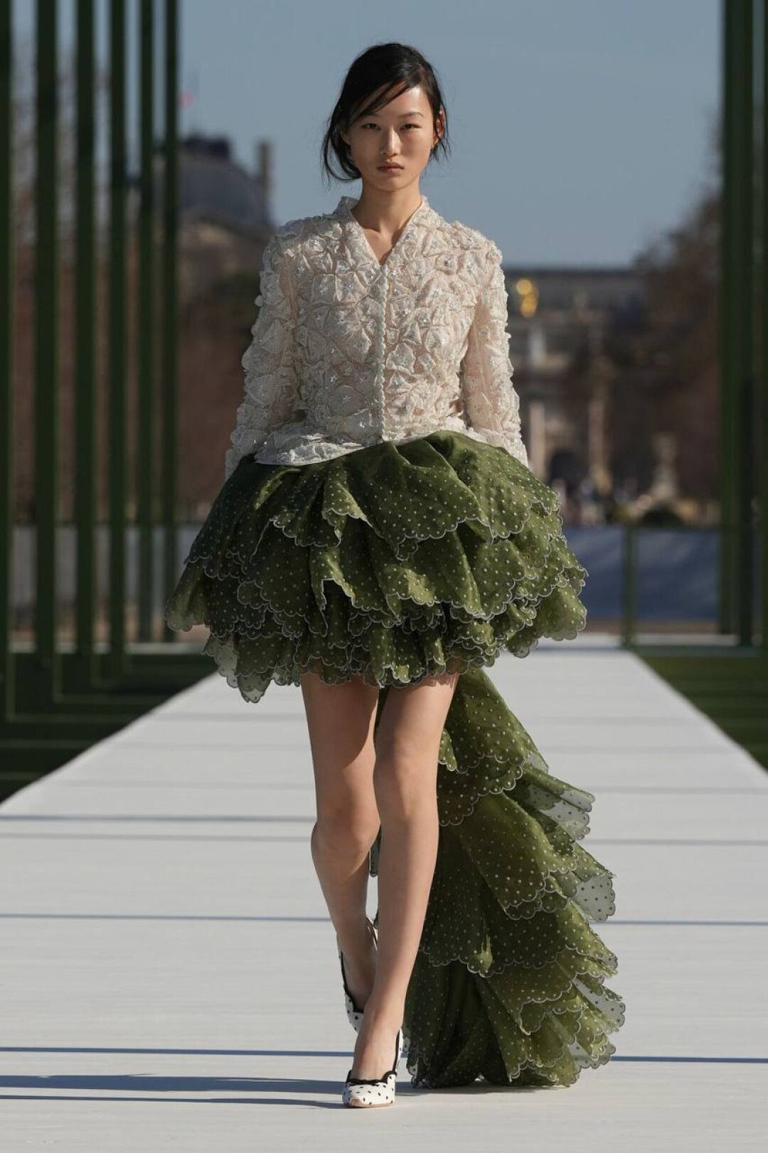 Это тренд: юбки со шлейфом (а еще лучше — в цвет кувшинок в Тюильри!)