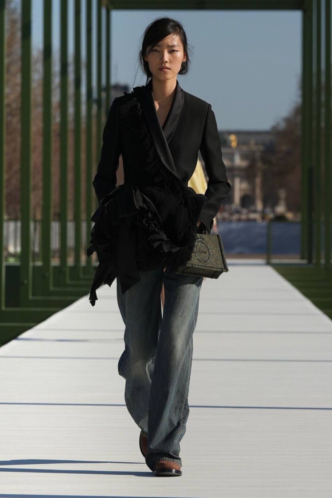 Или стейтмент-смокинг с потертыми джинсами