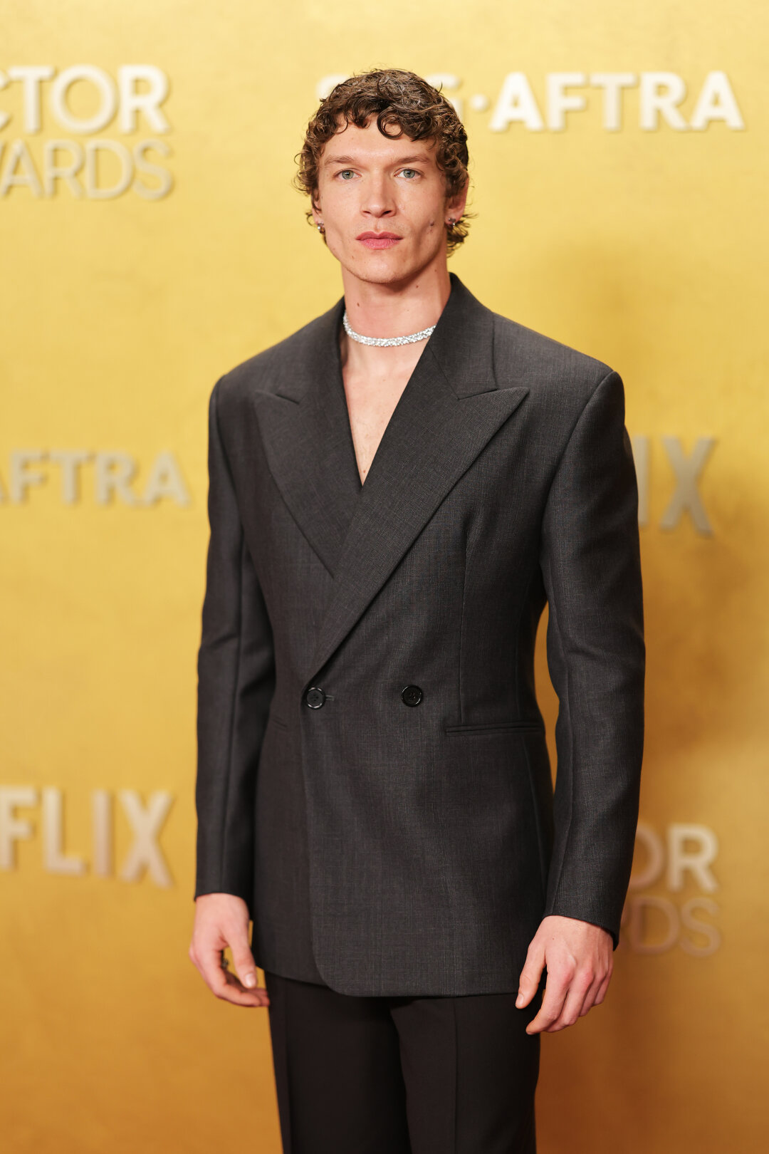 Коннор Сторри в Saint Laurent и бриллиантовом чокере Victoria от Tiffany & Co. за 500 тысяч долларов выступил в роли одного из ведущих церемонии