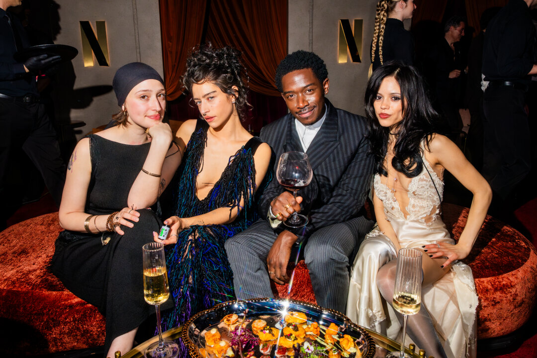 Одесса Эзайон, Демсон Идрис и Дженна Ортега