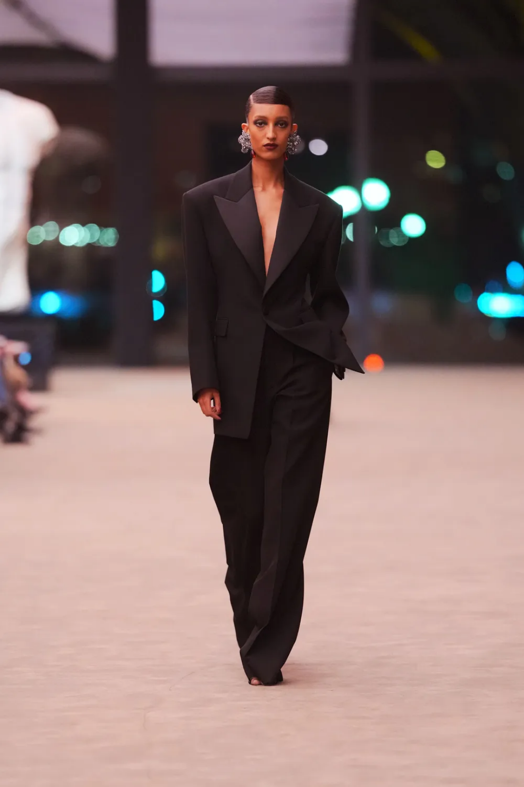 Надеваем смокинг на голое тело, как советует супермодель Мона Тугаард, и мэтчим с массивными серьгами