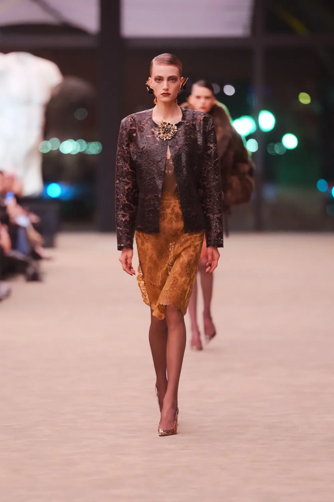 Бьюти-база шоу Saint Laurent — гранжевые диско-смоки от гуру визажа Пэт Макграт