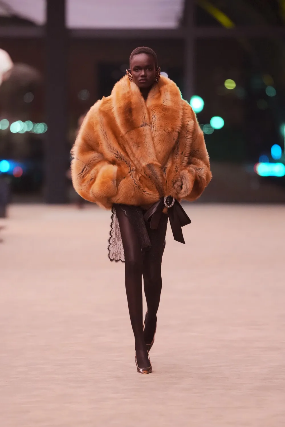 НЕзимний стайлинг-трюк: носим кроп-шубу вместе с полупрозрачной юбкой