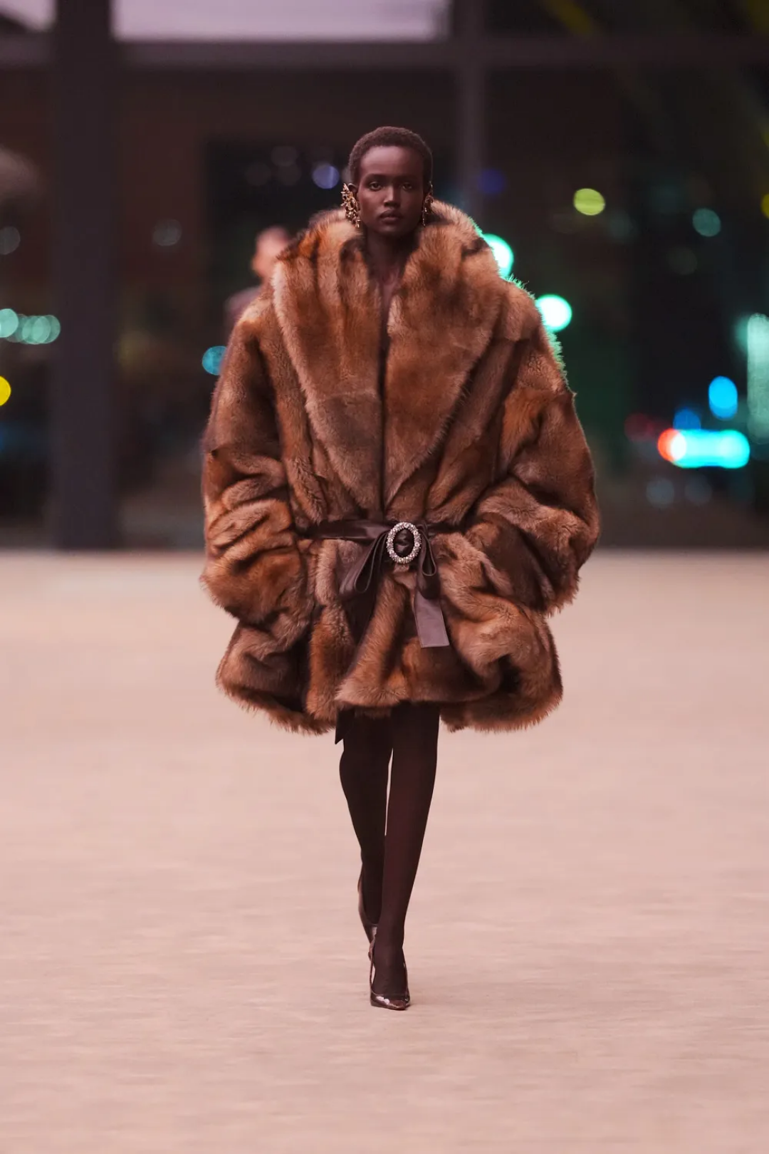 Мастхэв — массивная шуба с поясом-медальоном (фэшн-привет ремням Джонатана Андерсона в Dior!)