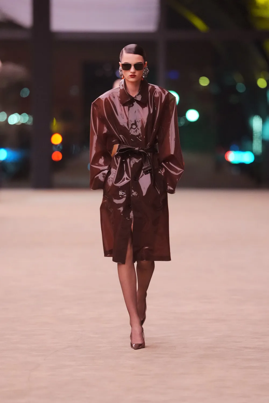 Воу! Российская модель Таня Чурбанова сделала свое 8-ое шоу для Saint Laurent — в силиконовом плаще и массивных серьгах-голубках в топазах