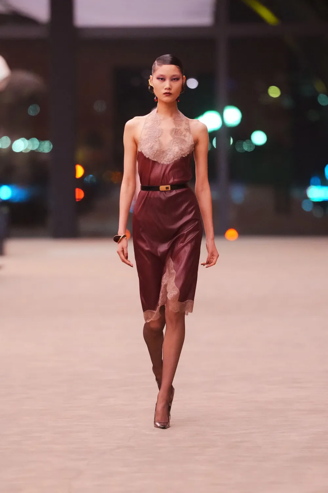 Вместо кружевных тэнктопов переходим на ажурные халтеры