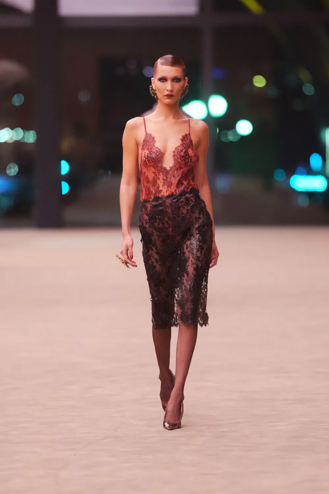 Белла Хадид учит носить кружевные топы вместе с кружевными юбками-карандашами