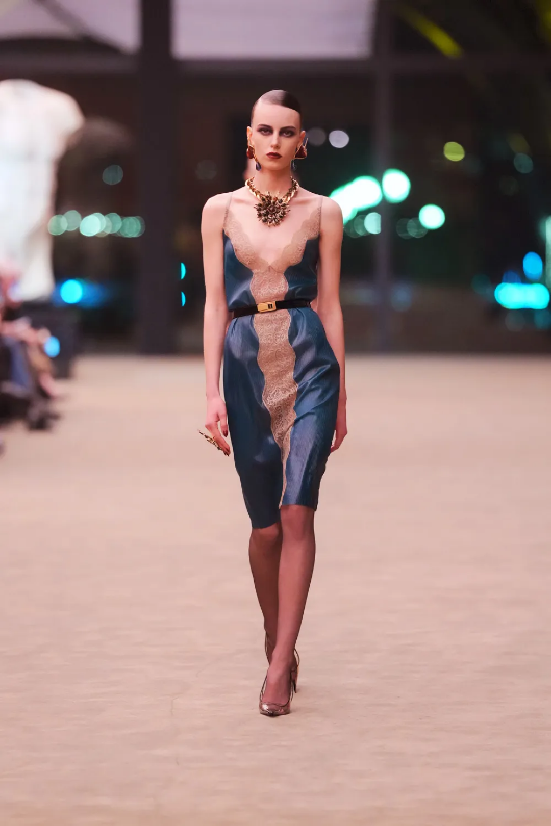 Стайлинг-трюк: подпоясываем кружевную комбинацию акцентным поясом и помним про стейтмент-ожерелье