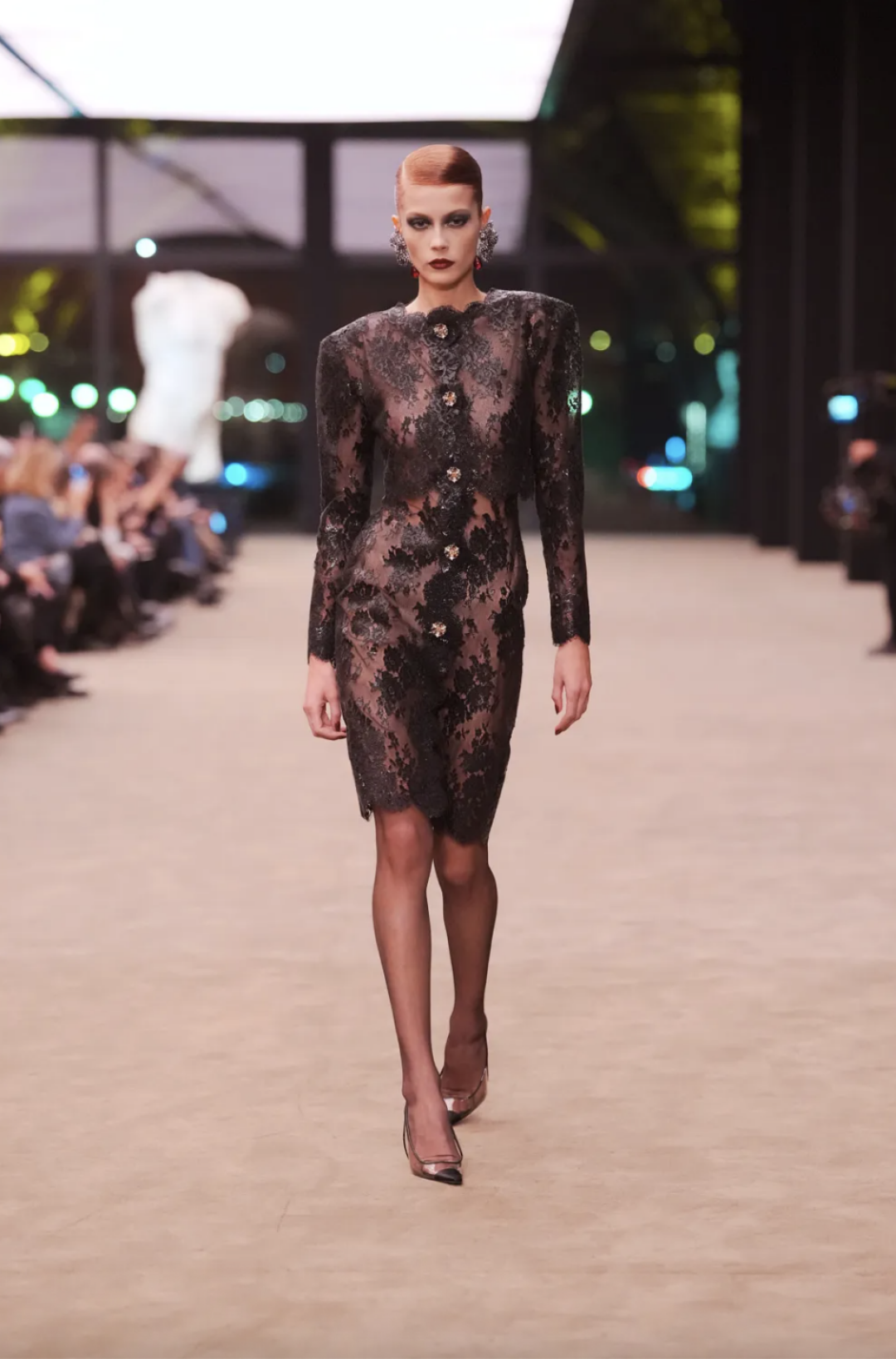 Мастхэв — плечистое платье и силиконового кружева, украшенное брошами-пуговками