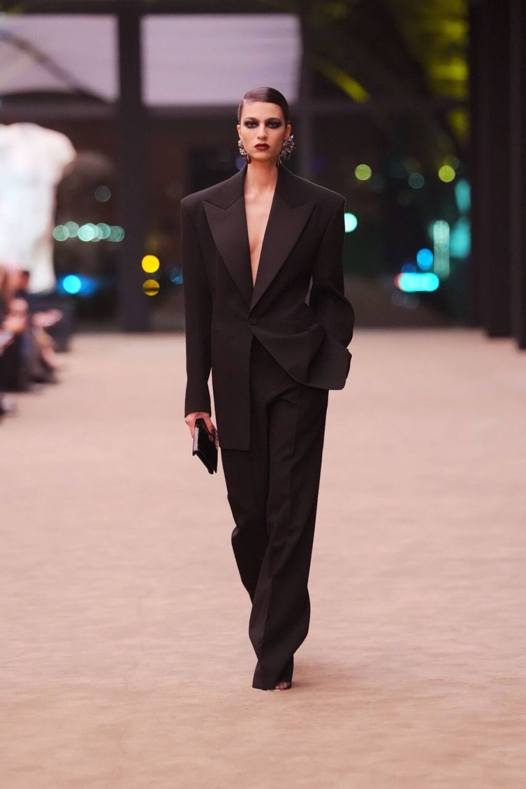 «Одно шоу. Один дом. Эксклюзив Saint Laurent» — c таким стейтмент-мотто в соцсетях супермодель Лоли Баия закрыла шоу Saint Laurent