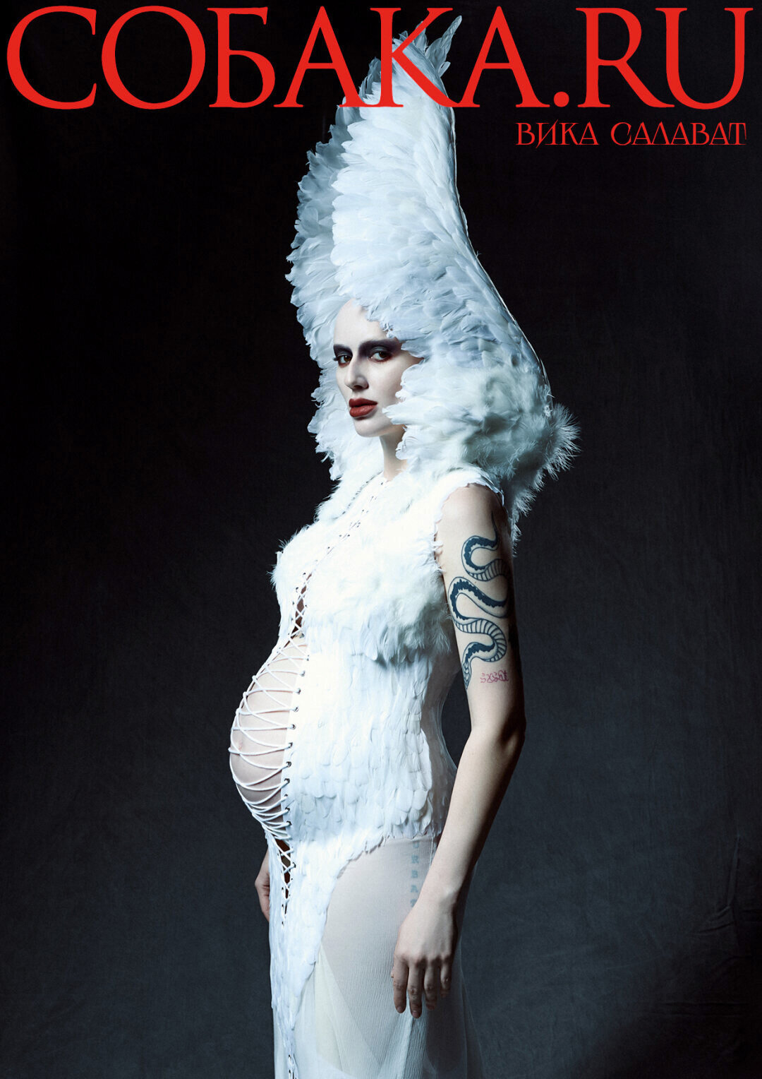Дарк-мейк для Вики Салават на культовой обложке Собака.ru. Фото: Соня Сивкова