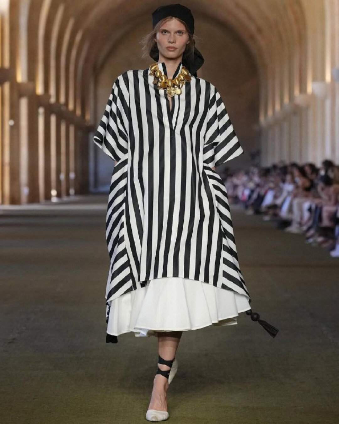 Супермодель Ида Хайнер на подиуме Jacquemus весна-лето 2026 — красила Фариза