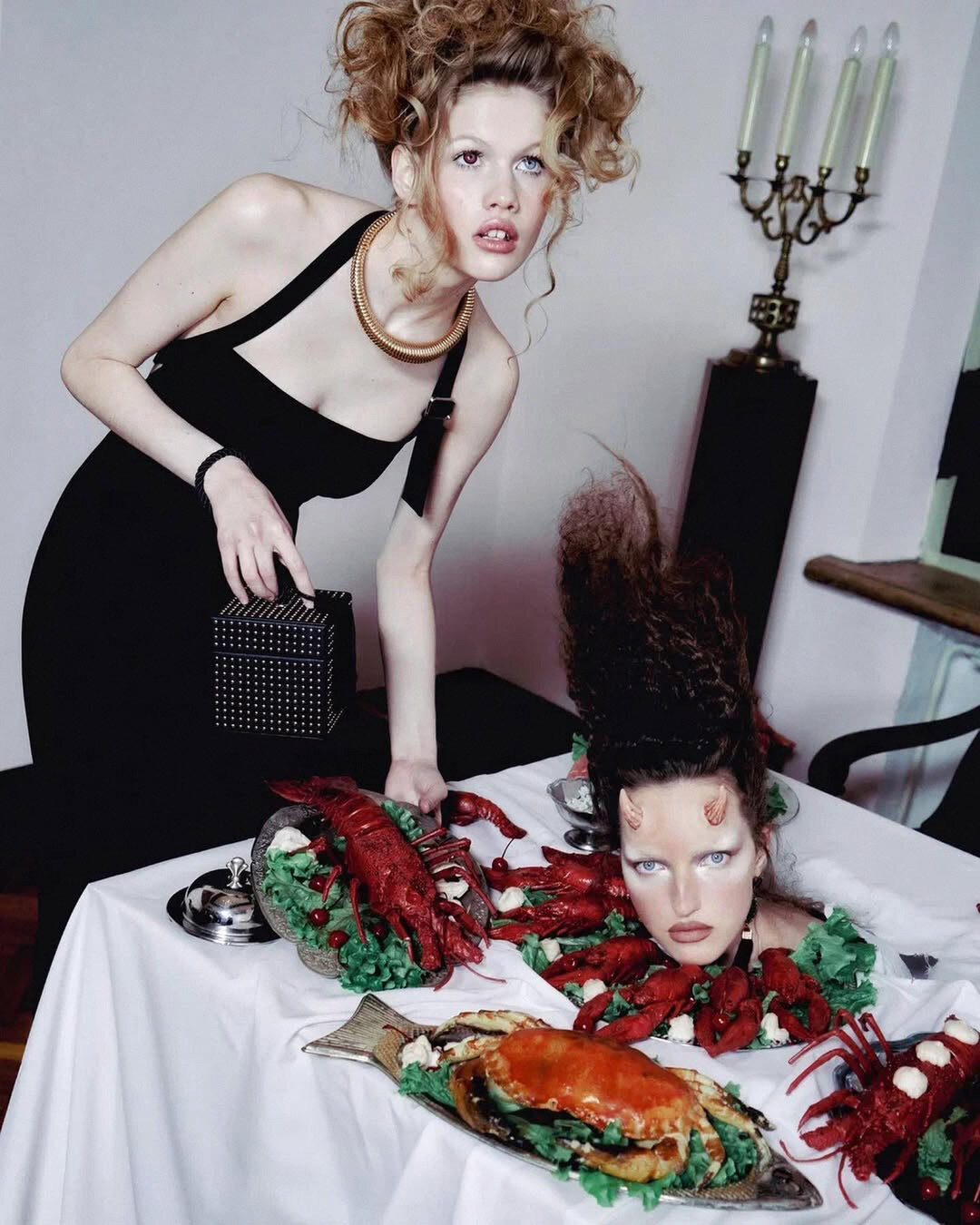 Модели Софи Дамзина и Лиза Останина (в суккуб-рожках от Фаризы!) в кампейне Sorelle. Фото: Саша Нестерова