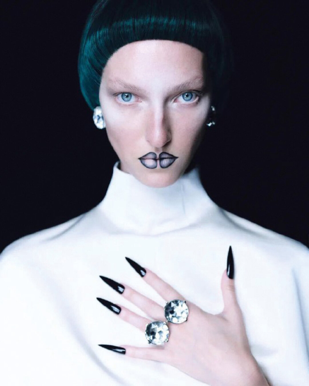 Замэтчить губы и кольцо — почему бы и да. Лиза Останина для португальского Vogue. Фото: Абдулла Артуев