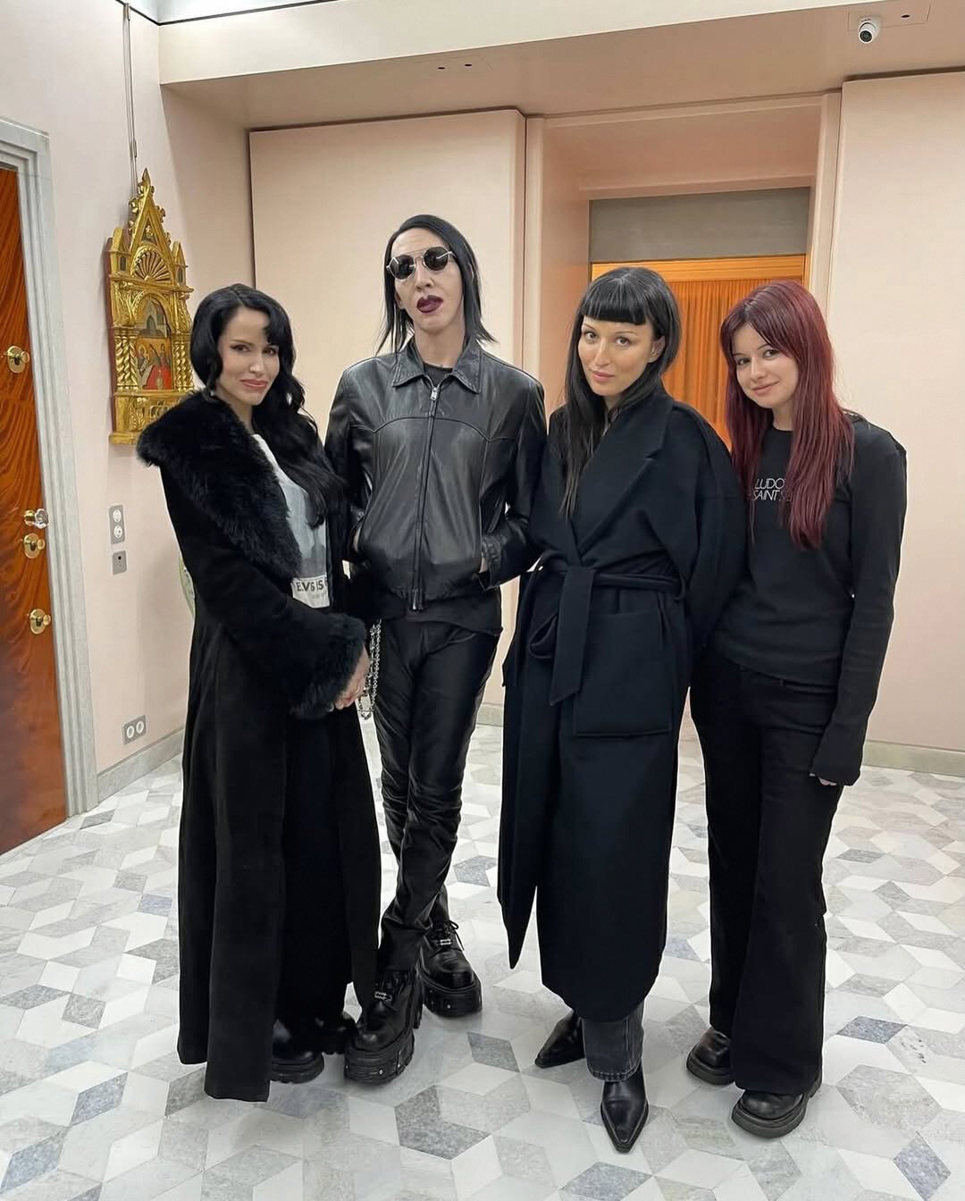 Match made in hell — Фариза Родригез куафирует Мэрилина Мэнсона в компании музы рок-певца Линдси Уорнер и визажиста Кати Макаровой aka Kattercy