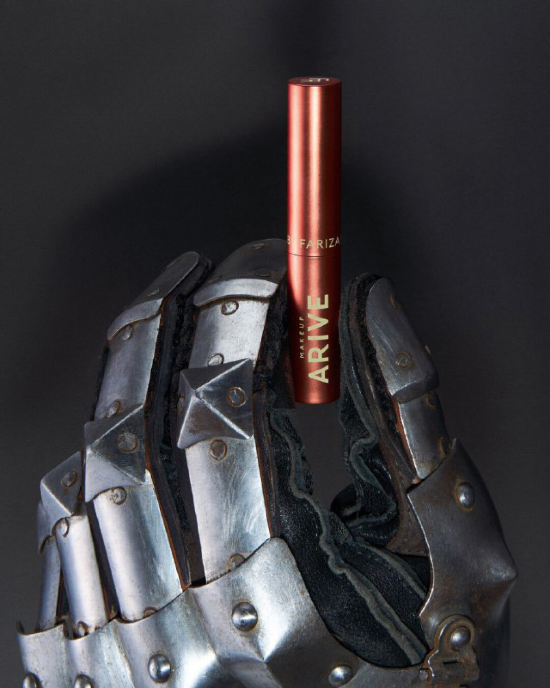 Помада-бальзам в корродированном оттенке rust, созданная Фаризой Родригез вместе с Arive Makeup