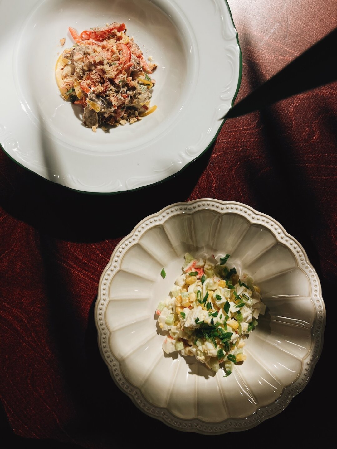 Cалат с рваной говядиной, печеными овощами и хариссой, крабовый салат с огурцом и кукурузой