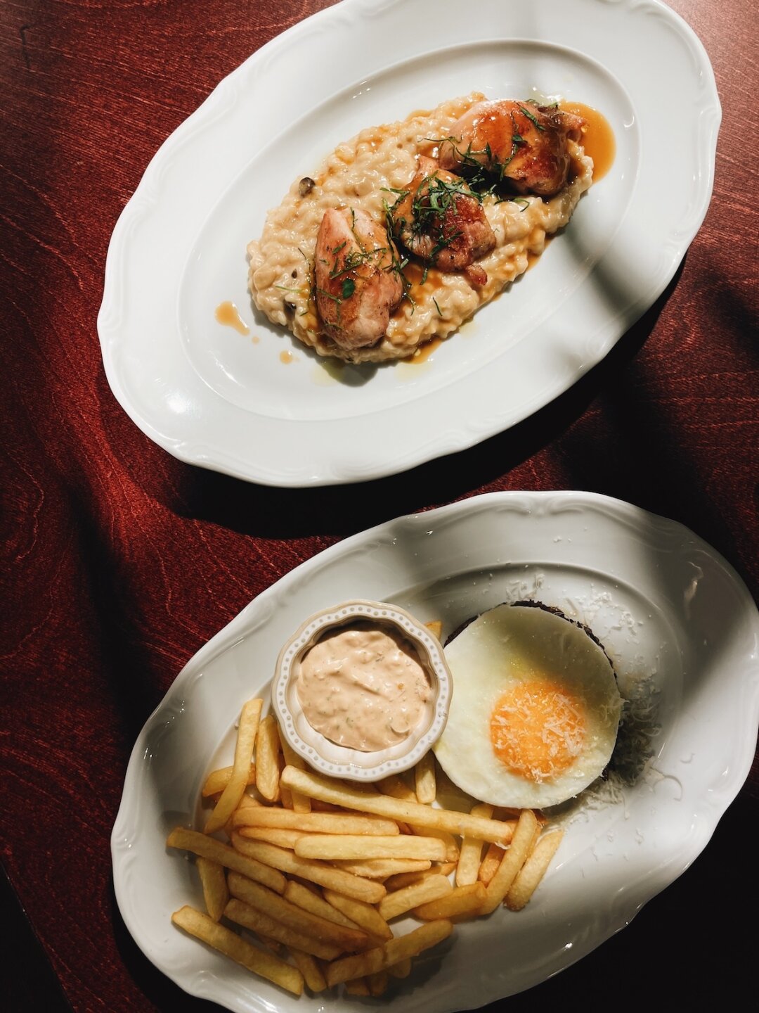 Грибное ризотто с медальонами из куриного бедра, говяжья плескавица с яйцом и картофелем фри