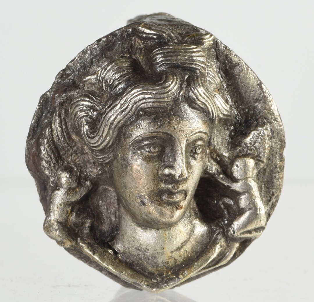 Перстень с рельефным изображением Афродиты и двух Эротов. Серебро. Нач. III в. до н.э.