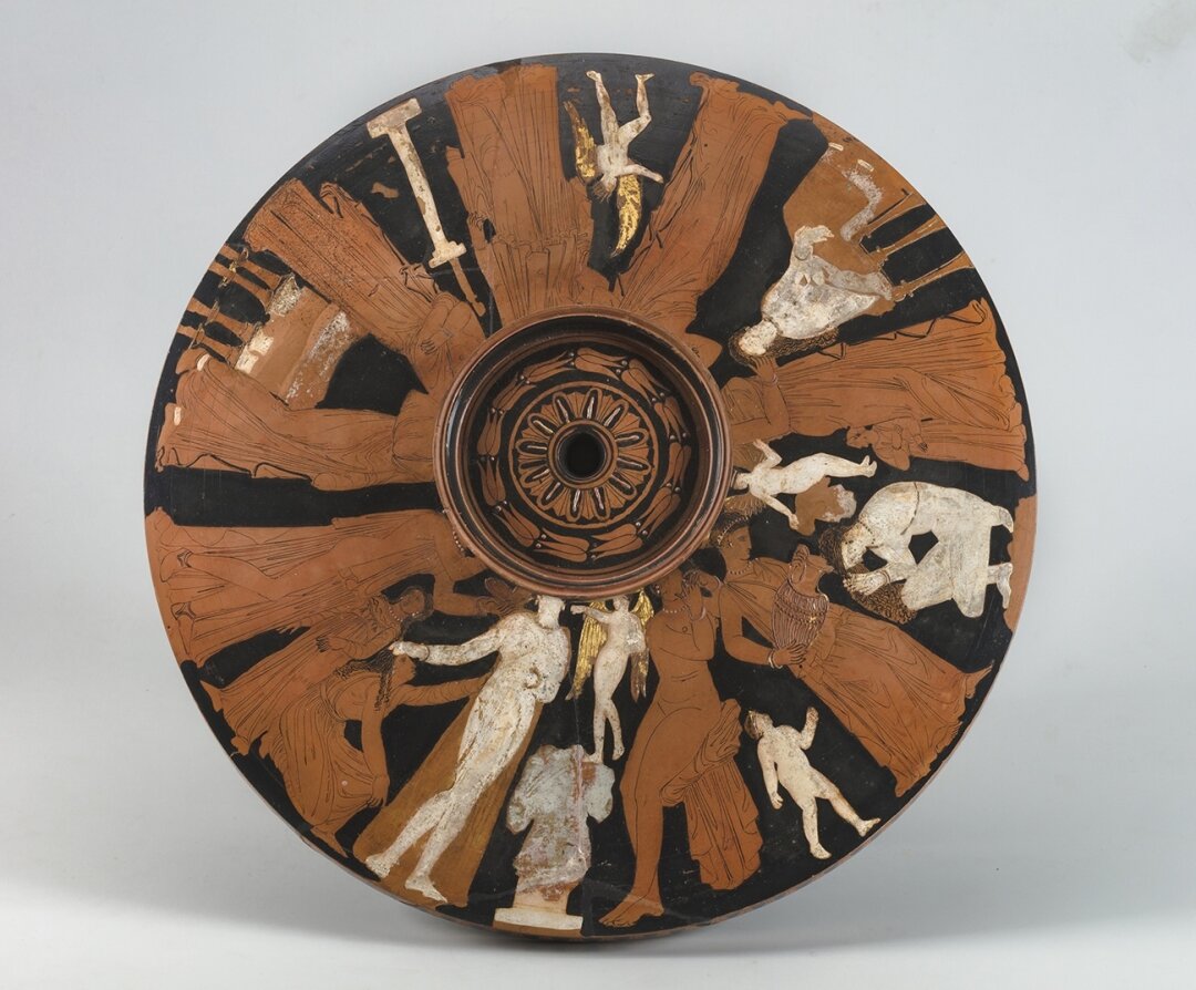 Лекана краснофигурная с крышкой: сцена туалета. Древняя Греция, Аттика