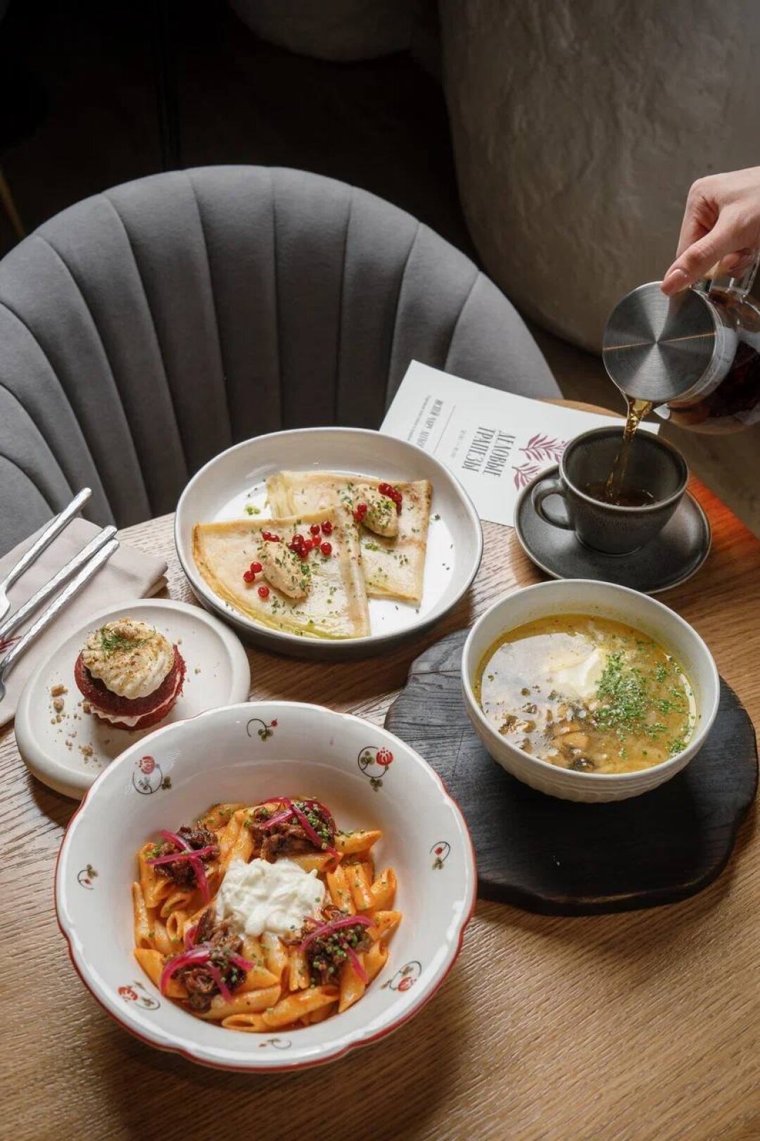 Ланч в «Юне»: блинчики с рыбным рийетом, грибные щи, паста с томленой говядиной, десерт «Красный бархат» и чай