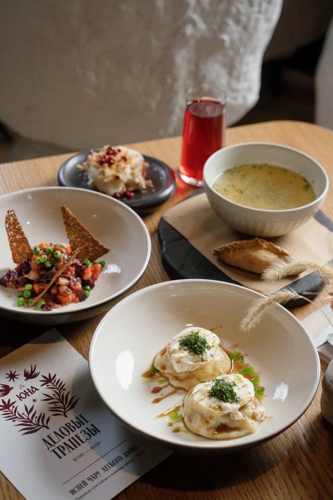 Винегрет, куриный бульон с расстегаем, манты с говядиной и уткой, слойка с заварным кремом и морс