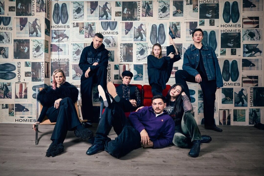 Серый кардинал Homies Григорий Моисеев во флагманском бутике в «Пассаже» с комьюнити бренда. Верхний ряд, слева направо: идеолог мачисткого бренда