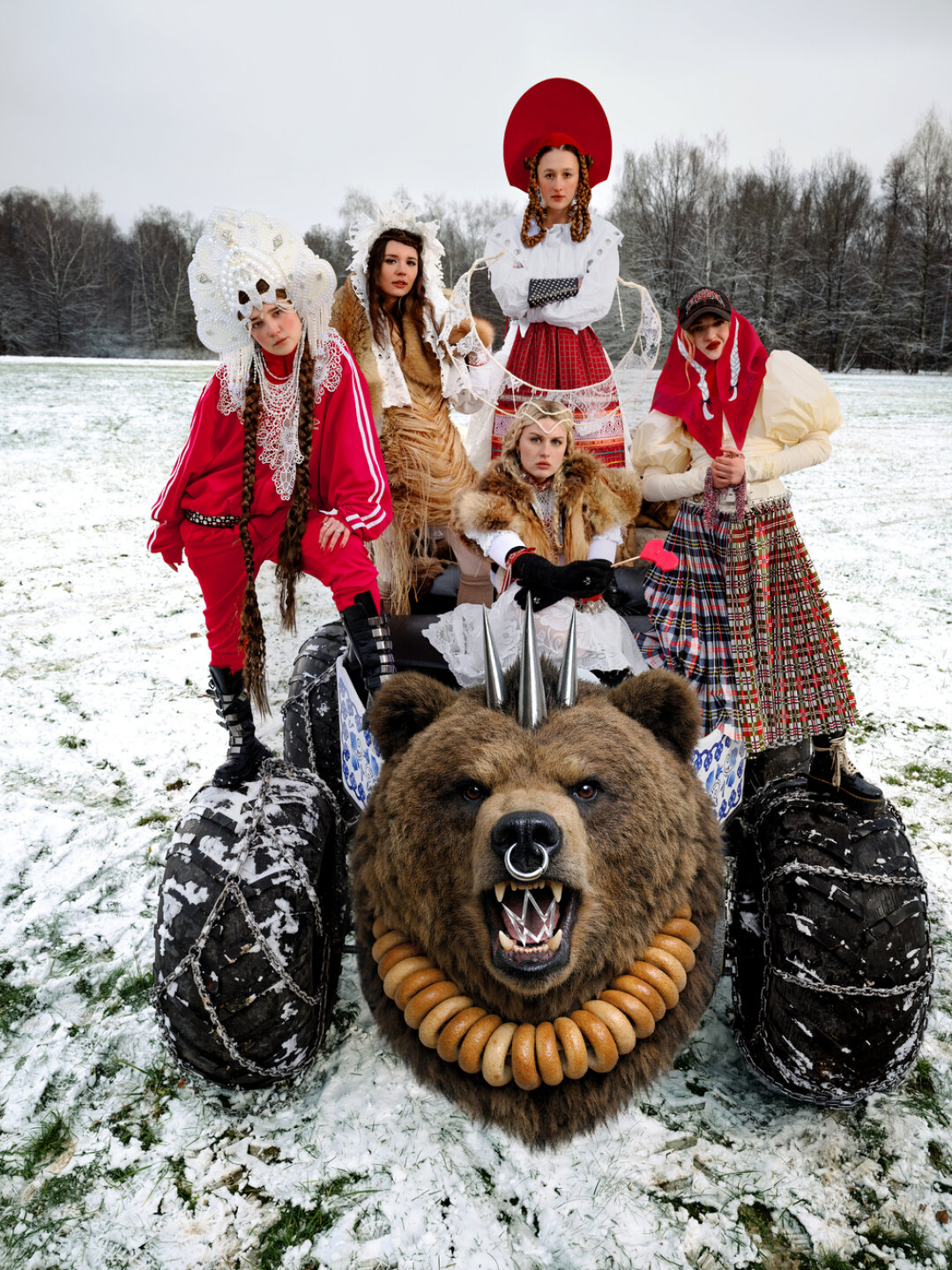 Слева направо, сверху вниз: На Валерии Усачевой: кокошник Lia Gureeva, платье кружевное @ayasassha и @ilyashugaev, фартук русский народный, ремень