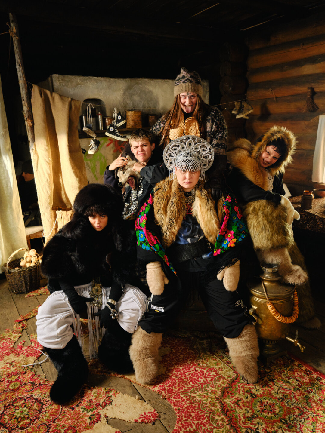 Сверху вниз, слева направо: На Людмиле Чирковой: шапка и свитер Samb, лапти, рубашка и валенки русские народные, перчатки винтаж, штаны и украшения