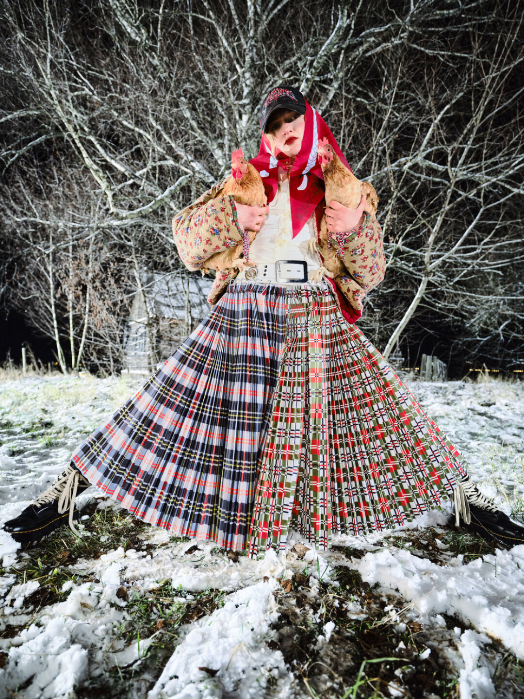 На Диане: рубашка Sorelle, юбка Сhopova Lowena, куртка винтаж, платок кастом, обувь Dr. Martens, кепка JW Anderson