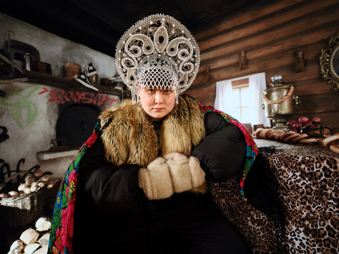 На Лидии: бомбер с мехом Y/Project, футболка Hellstar, штаны Protocol Index, ремень Vaquera, платок и кокошник русский народный, украшения и варежки