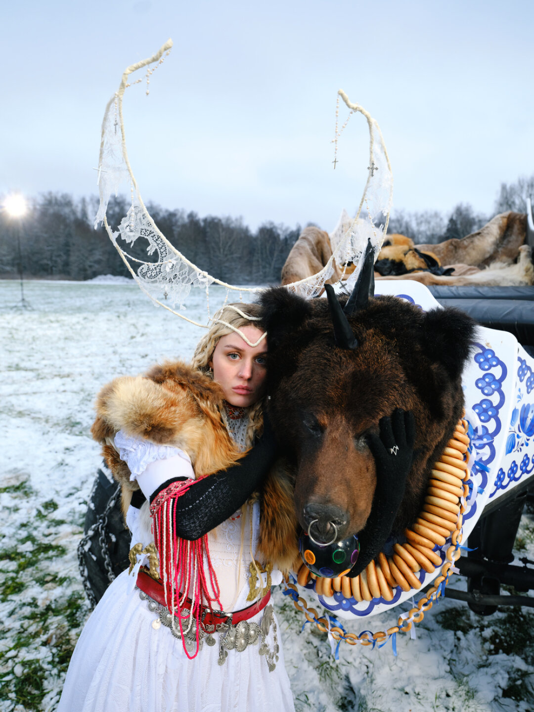 На Александре: платье Chopova Lowena, украшения и перчатки винтаж, кокошник Veleno Bridal, шуба Евгения Коен (@koen_evgenia)